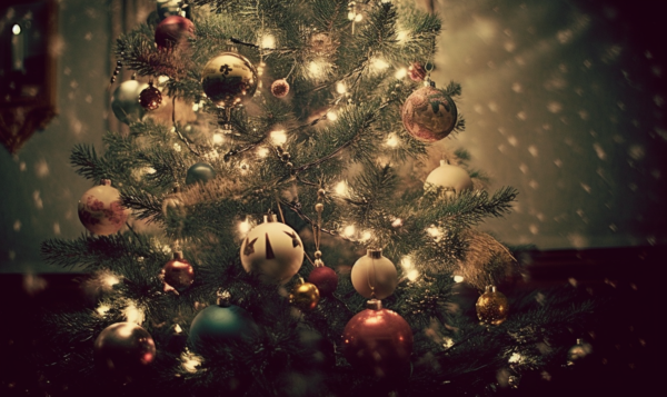 クリスマス　画像　無料　ライトアップされた　クリスマスツリー2